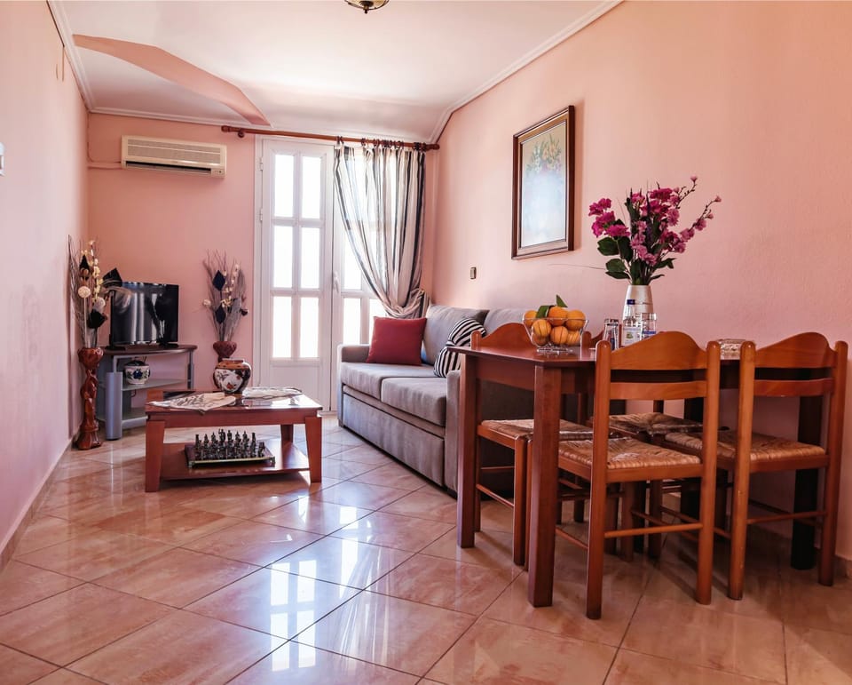 TV and multimedia, Living room, Photo of the whole room, Seating area, Dining area, air conditioner