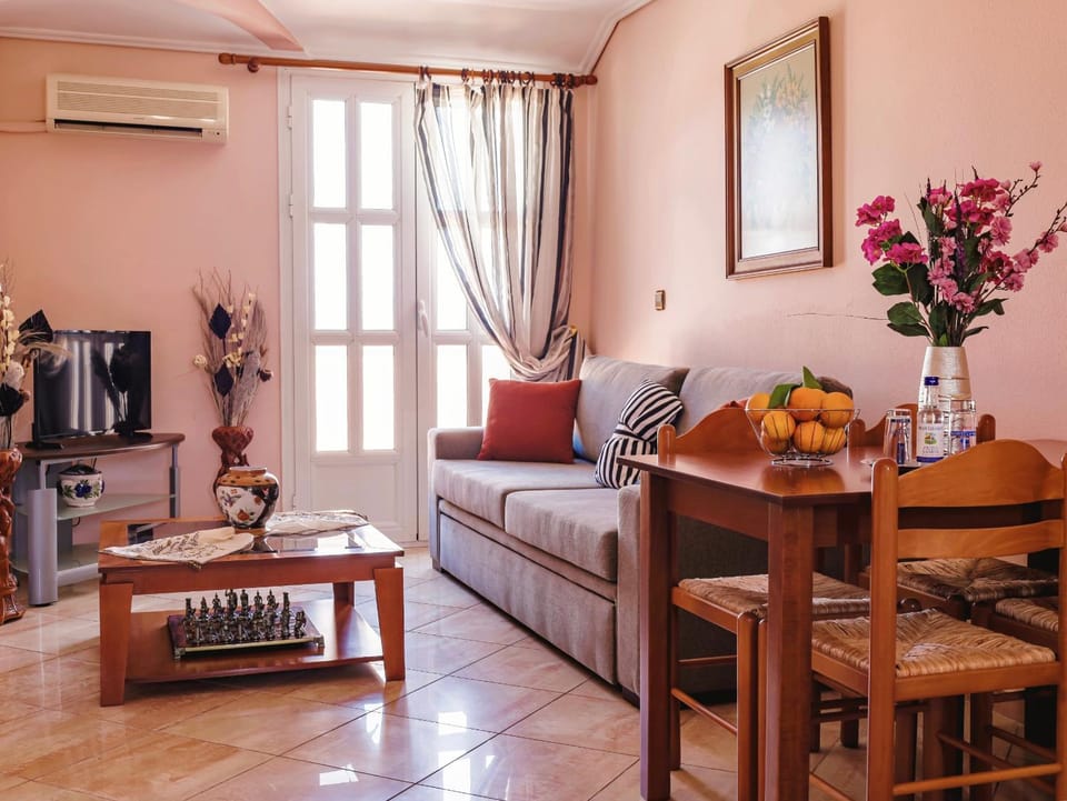 TV and multimedia, Living room, Seating area, Dining area, air conditioner