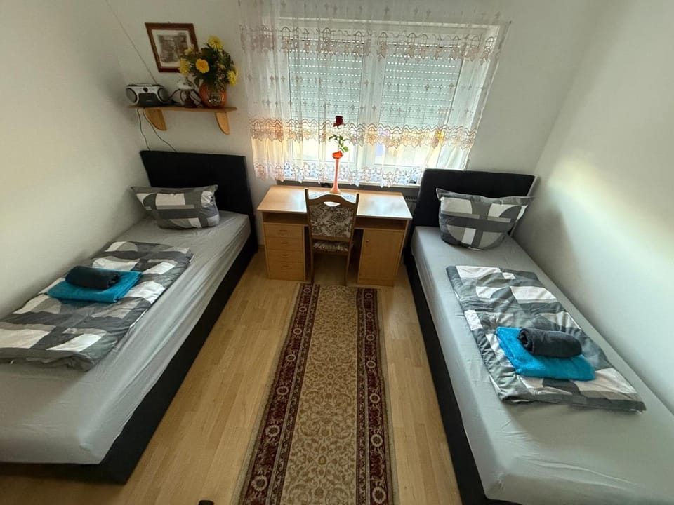 KRAICHGAU # 3-ZKB mit Balkon im EG, Monteurzimmer Apartment in Baden-Württemberg
