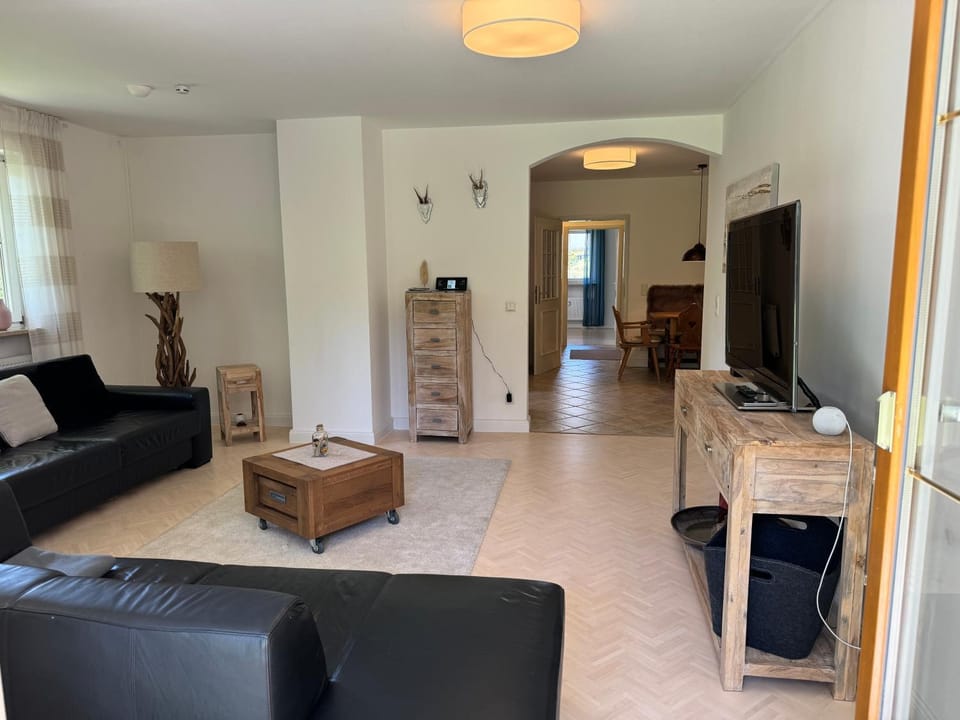 TV and multimedia, Living room, Photo of the whole room, Seating area, Evening entertainment, Family, Family, hair dresser