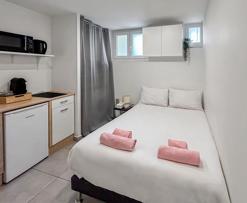 Bed, Kitchen or kitchenette