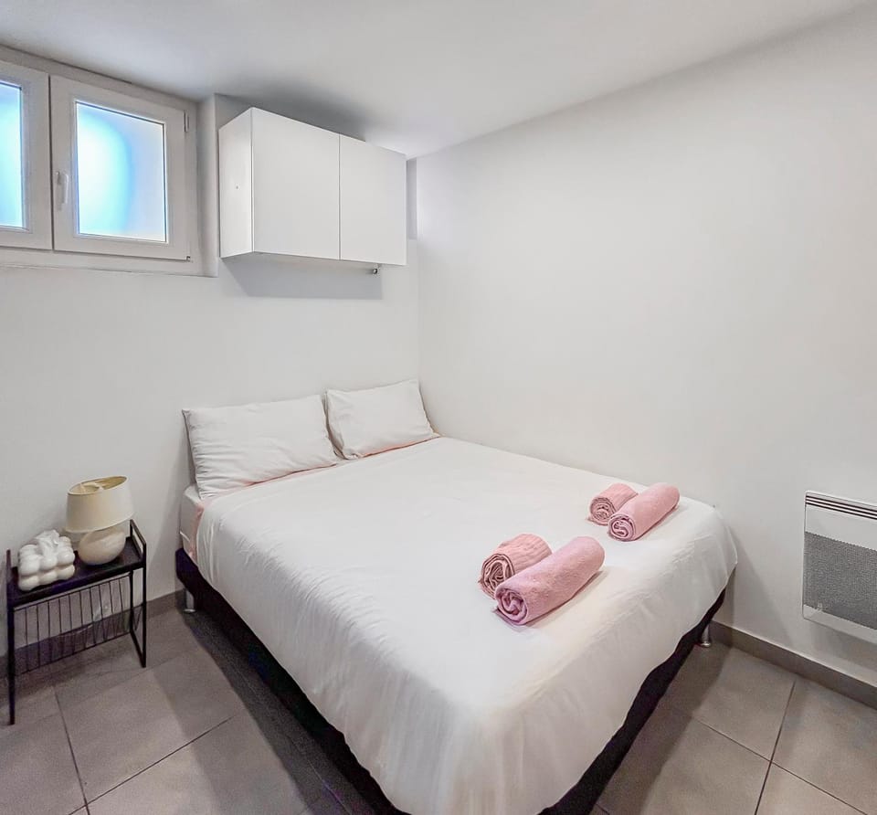 Bed, towels
