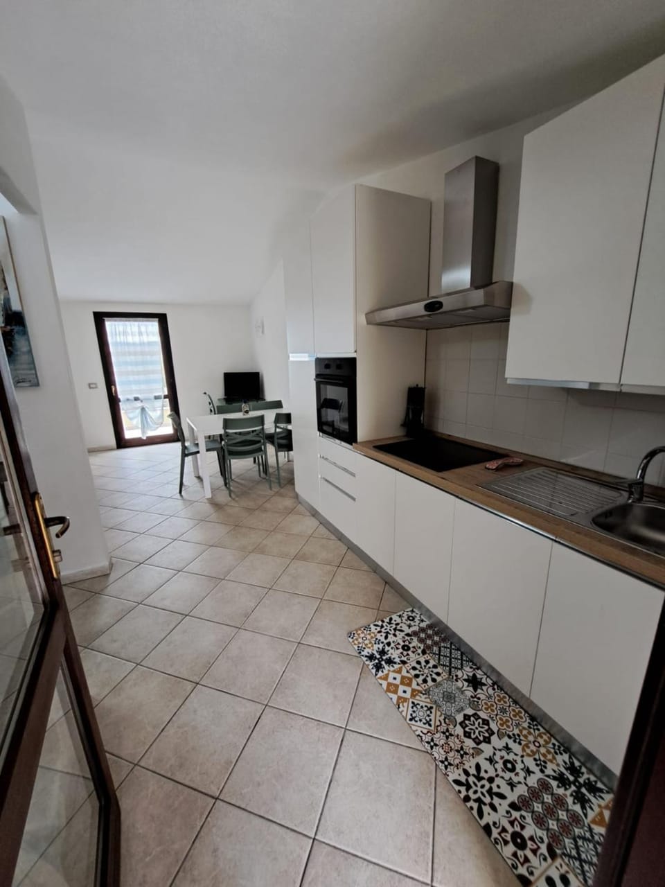 TV and multimedia, Kitchen or kitchenette, Dining area, stove