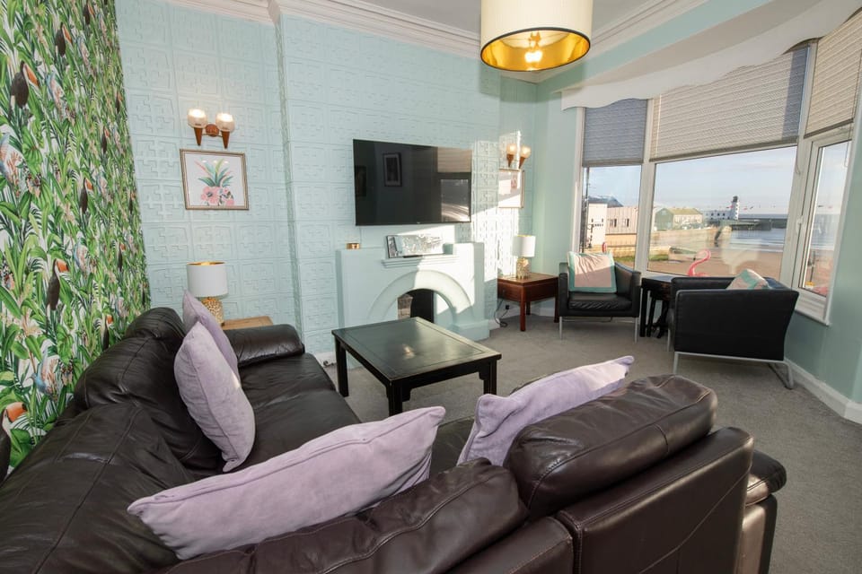 Flamingo Bay - Huge Apartment With Stunning Views - On the beach! Apartment in Scarborough