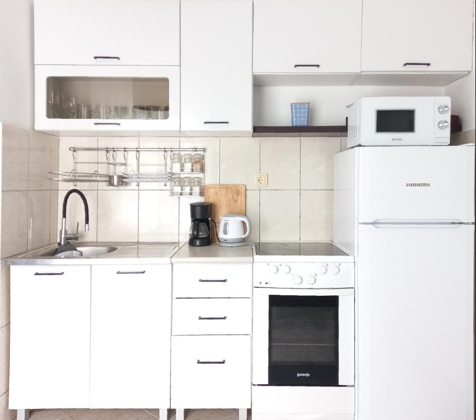 Coffee/tea facilities, Kitchen or kitchenette, oven, stove