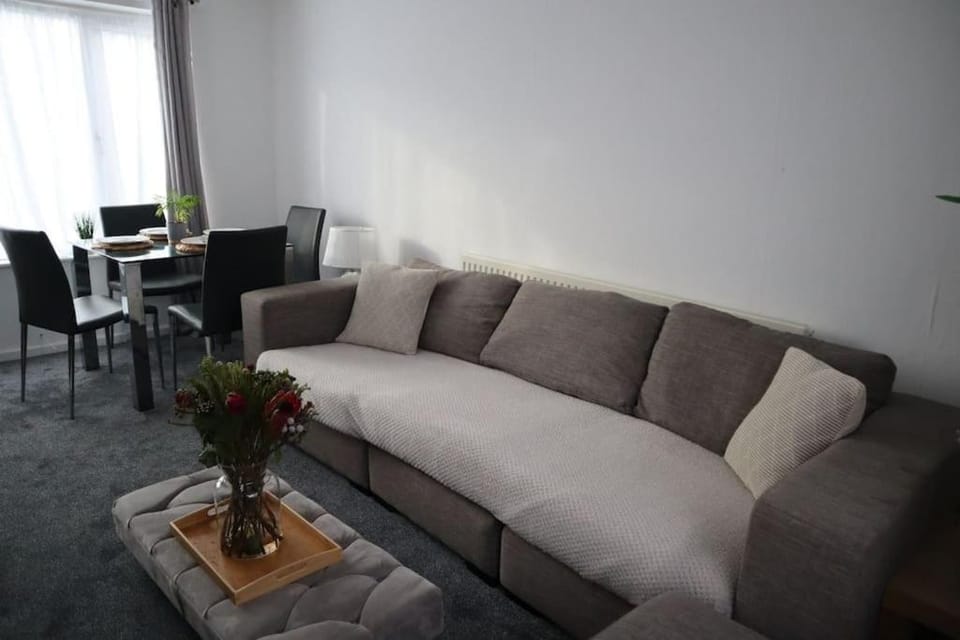 Charming 3Bed Home in High Barnet House in London