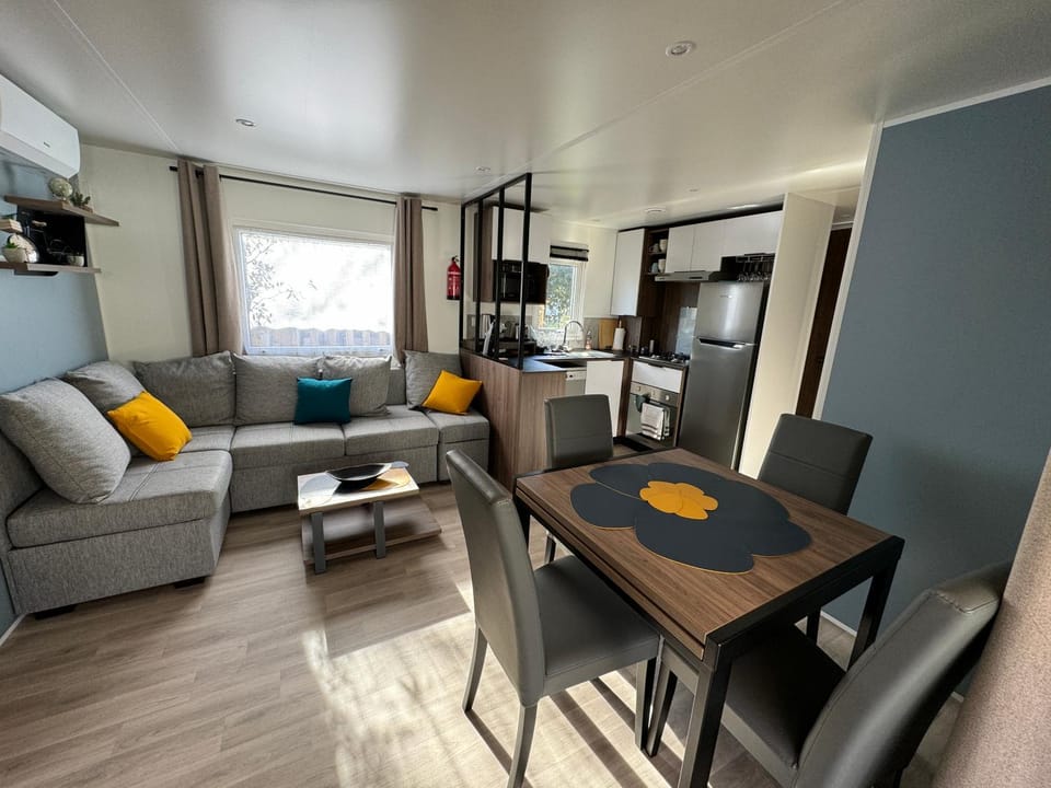 TV and multimedia, Living room, Seating area, Dining area