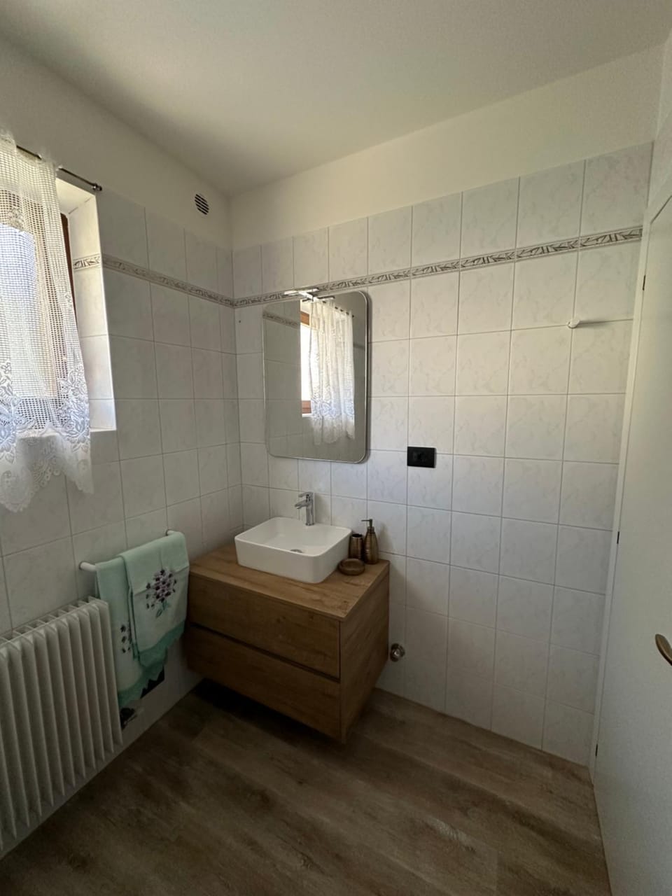 Bed, Bathroom, Photo of the whole room, Bedroom, towels