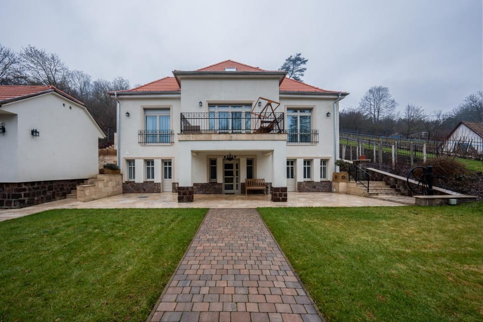 Property building, Facade/entrance, Garden, Balcony/Terrace, Garden view