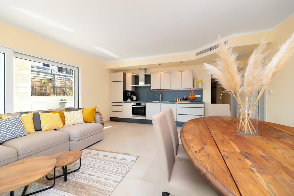 Kitchen or kitchenette, Living room, Seating area, Dining area