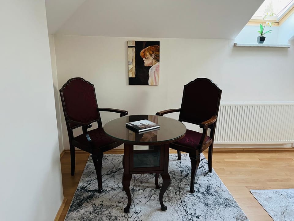 Seating area, Area and facilities