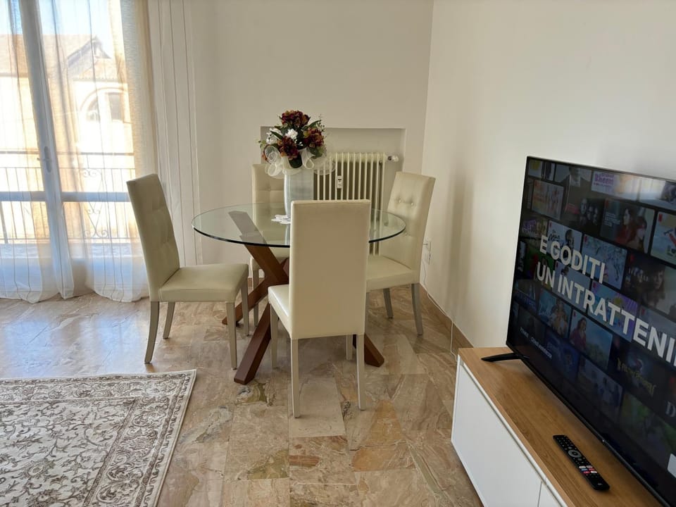 TV and multimedia, Living room, Dining area