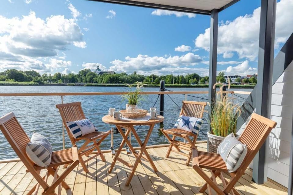 Hausboot Aegir mit Dachterrasse in Schleswig am Ostseefjord Schlei Docked boat in Schleswig