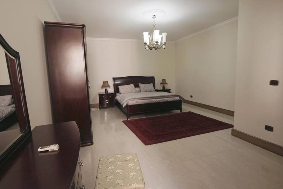Zamalek Retreat: Premium Stay with Nile View Apartment in Cairo