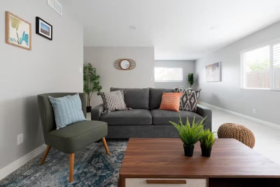 5 Mins to DT Alhambra - Homey 2BR Apt 4A Apartment in Alhambra