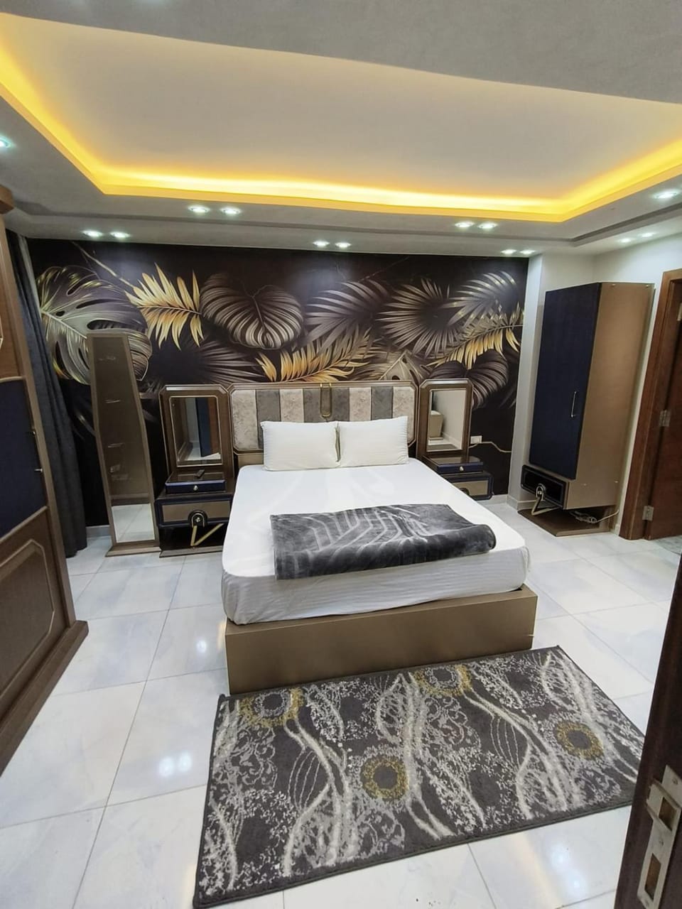 شقة جديدة رائعة باطلالة جانبية على النيل وبالقرب من جميع الاماكن الحيوية في القاهرة المهندسين Apartment in Egypt