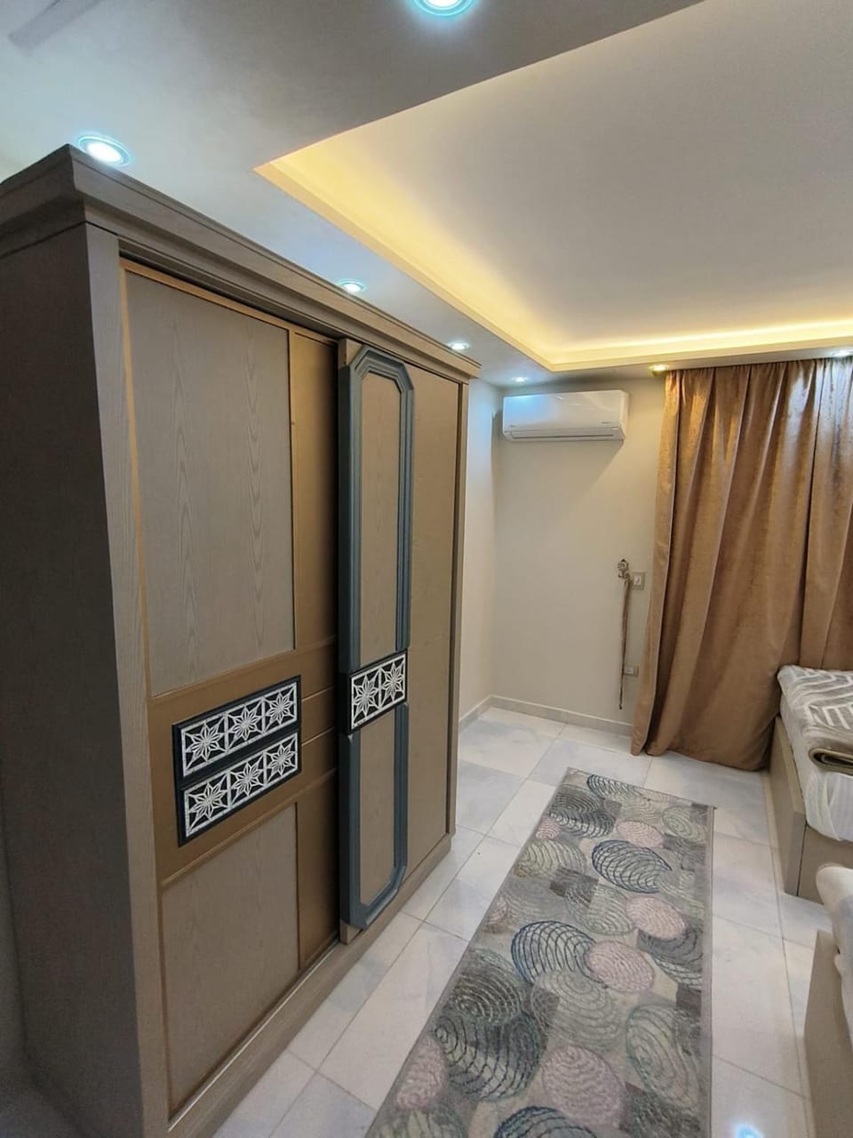 شقة جديدة رائعة باطلالة جانبية على النيل وبالقرب من جميع الاماكن الحيوية في القاهرة المهندسين Apartment in Egypt