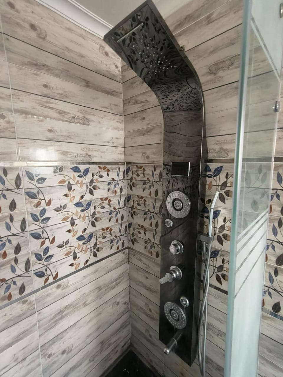 شقة جديدة رائعة باطلالة جانبية على النيل وبالقرب من جميع الاماكن الحيوية في القاهرة المهندسين Apartment in Egypt