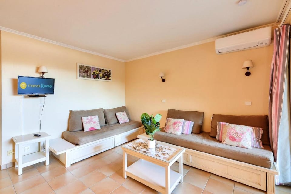 Bed, Living room, Bedroom, fireplace, kitchen