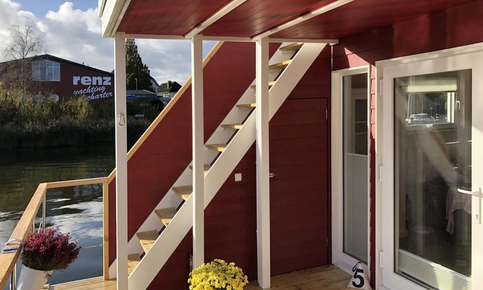 Hausboot Flying Dutchman mit Dachterrasse in Schleswig am Ostseefjord Schlei Docked boat in Schleswig