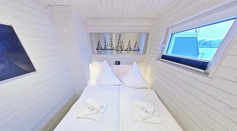 Hausboot Flying Dutchman mit Dachterrasse in Schleswig am Ostseefjord Schlei Docked boat in Schleswig