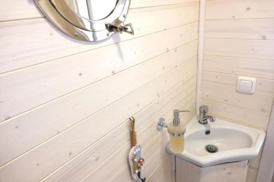 Hausboot Flying Dutchman mit Dachterrasse in Schleswig am Ostseefjord Schlei Docked boat in Schleswig