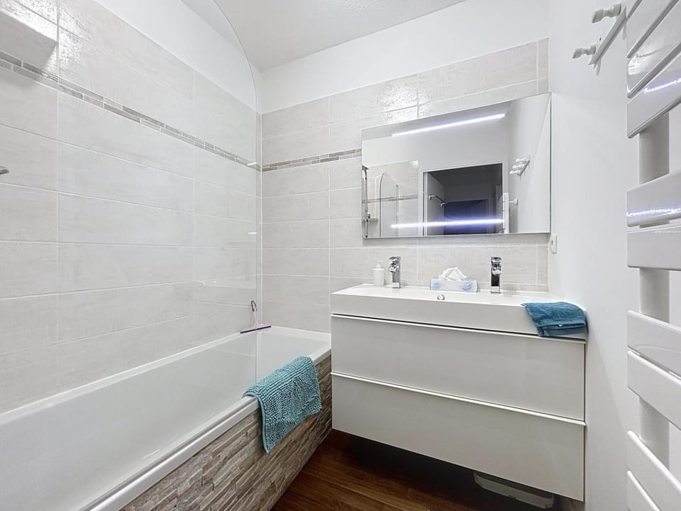 Bathroom, Bath, towels