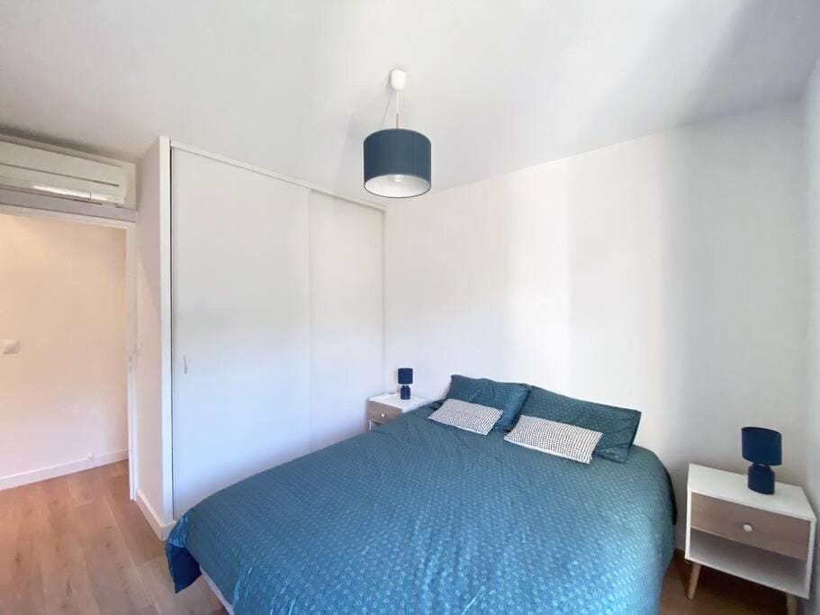 Bed, Photo of the whole room, Bedroom