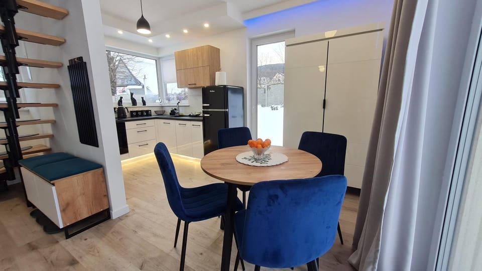 Kitchen or kitchenette, Dining area