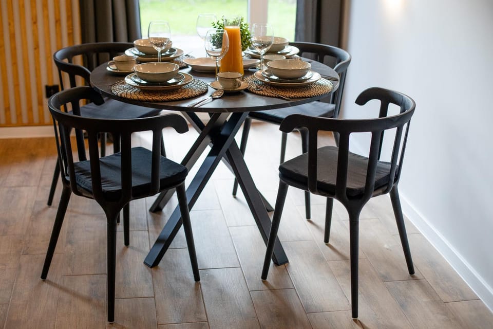 Living room, Food and drinks, Seating area, Dining area, Food