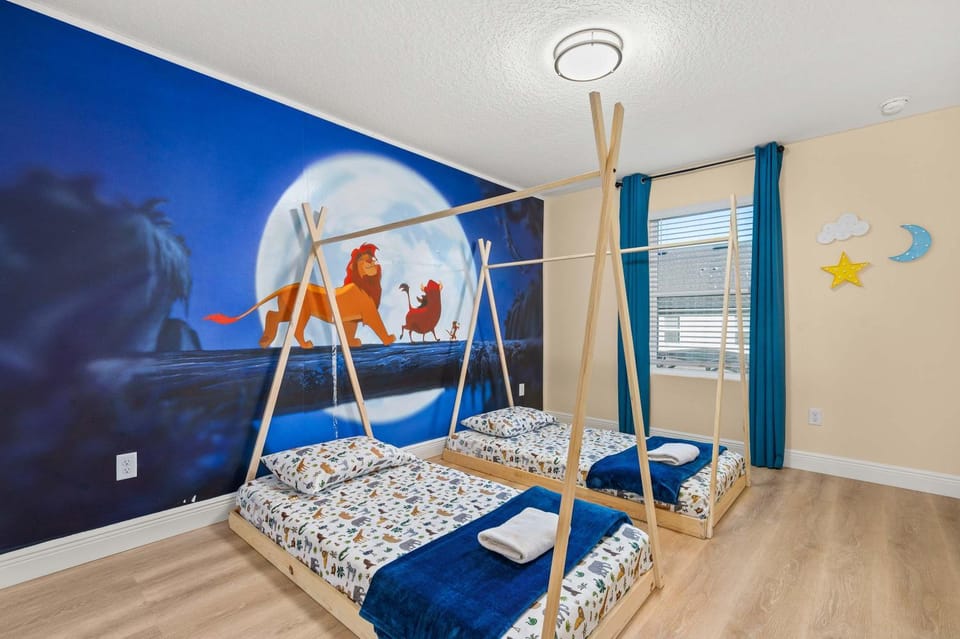 Luxe & Modern Home - Lion King Rooms & Heated Pool House in Four Corners