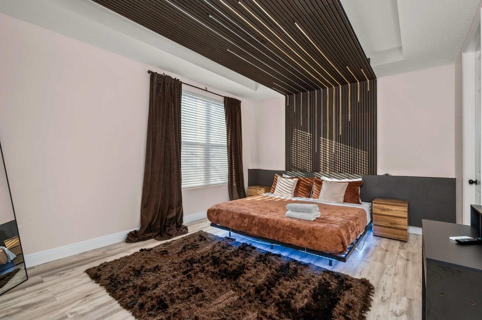 Luxe & Modern Home - Lion King Rooms & Heated Pool House in Four Corners