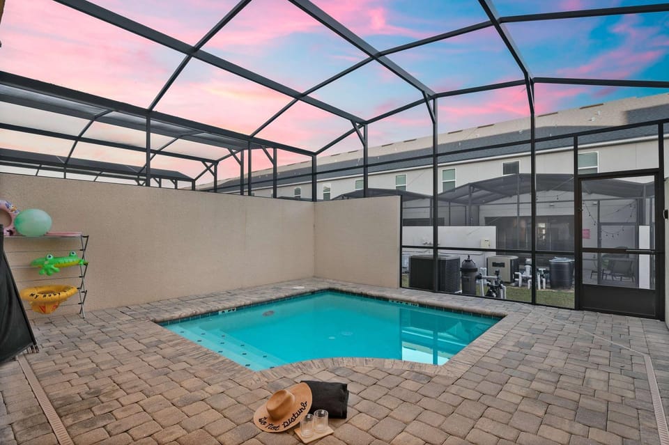 Luxe & Modern Home - Lion King Rooms & Heated Pool House in Four Corners