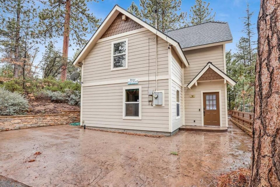 Mount Berkley Big Bear~ Walk to Village~ Games~ House in Big Bear