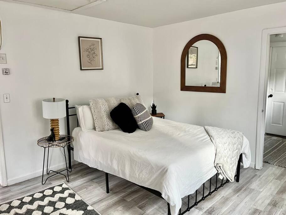 Bed, Photo of the whole room, Bedroom