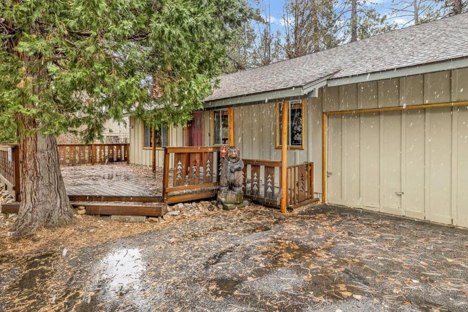 Timber Pines Chalet~ Hot Tub~ Walk to Lake/Marina~ House in Big Bear