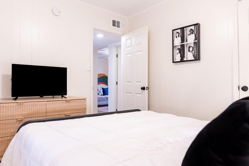 Artist's Bungalow - 1/2 mi from Covington Square Apartment in Covington