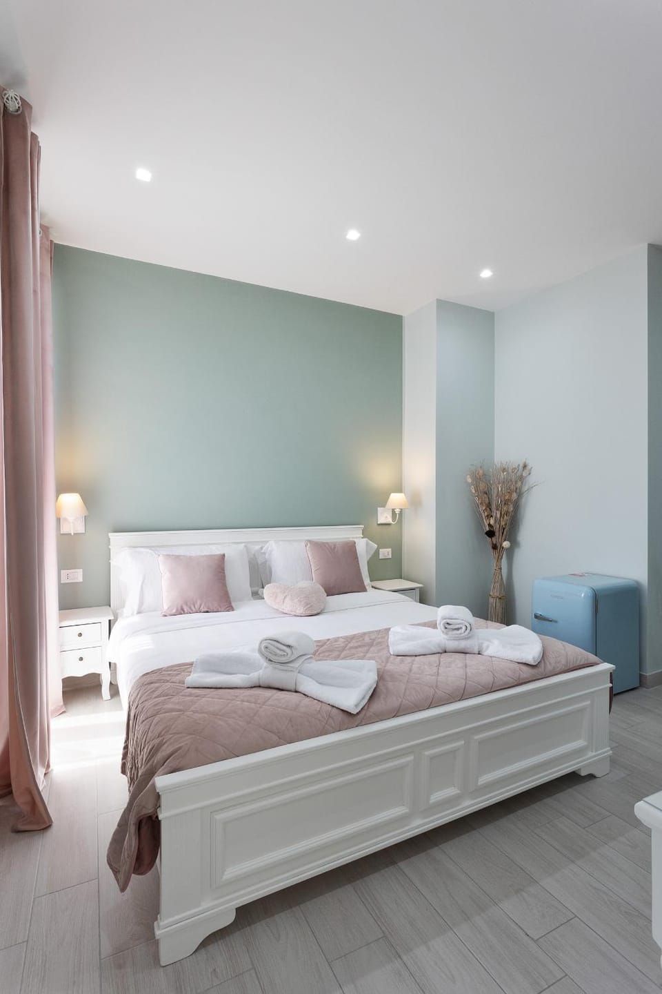 Bed, towels