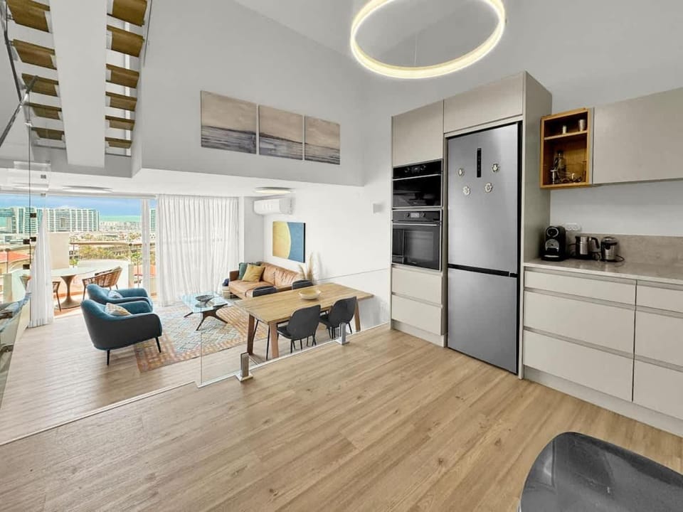 Beachfront Paradise Penthouse Apartment in Herzliya