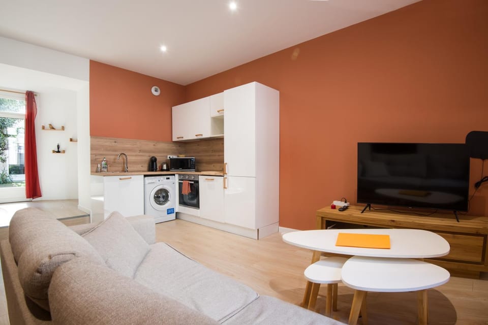 Communal lounge/ TV room, TV and multimedia, Kitchen or kitchenette, Living room, oven, stove, washing machine