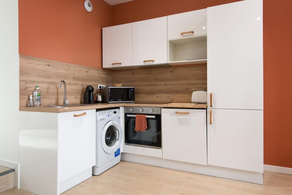Coffee/tea facilities, Kitchen or kitchenette, oven, stove, toaster, washing machine