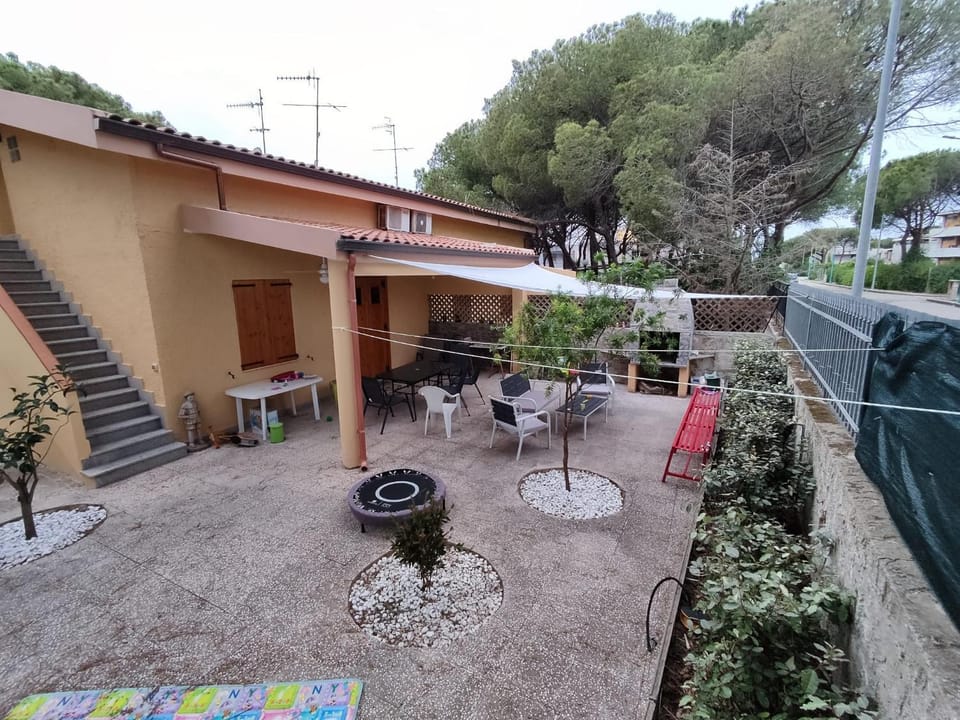 Property building, Patio, Garden, Garden, Balcony/Terrace, Garden view