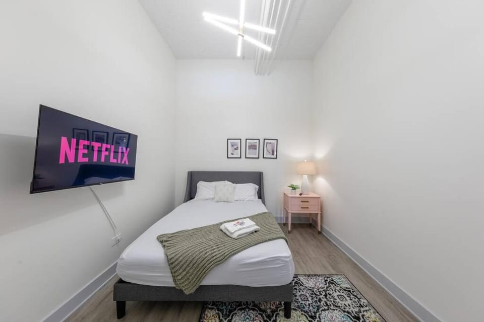 Bed, TV and multimedia, Photo of the whole room, Bedroom