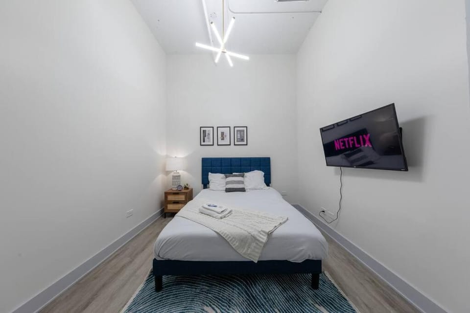 Bed, TV and multimedia, Photo of the whole room, Bedroom, towels