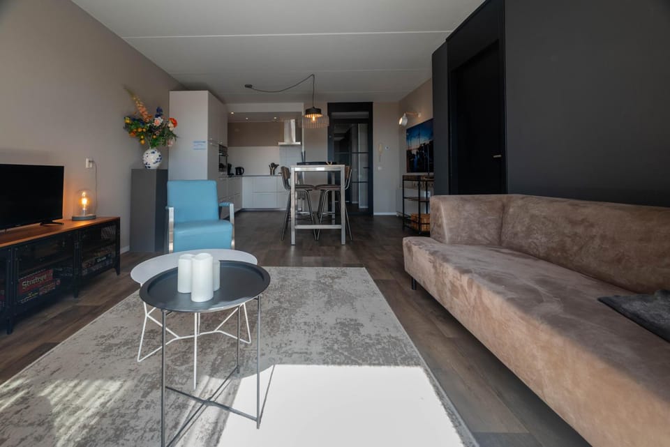 Kitchen or kitchenette, Living room, Seating area, Dining area