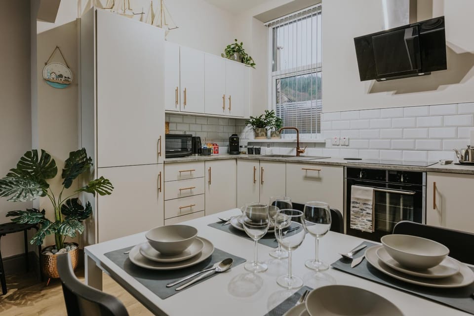 Kitchen or kitchenette, Dining area, dishwasher, minibar, pet friendly, stove