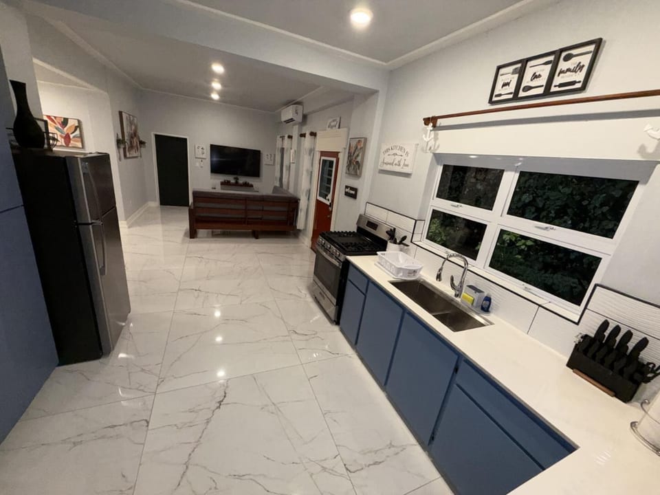 TV and multimedia, Kitchen or kitchenette, oven, stove