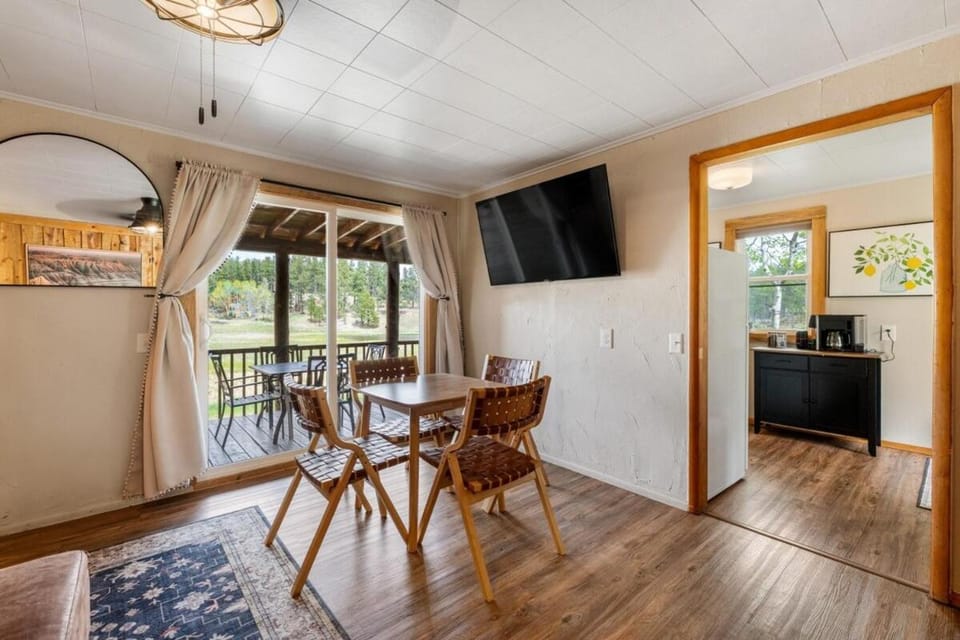 TV and multimedia, Living room, Seating area, Dining area