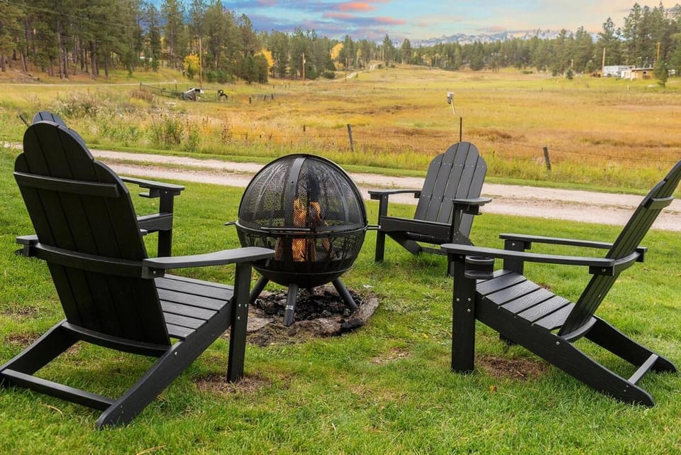 Seating area, fireplace