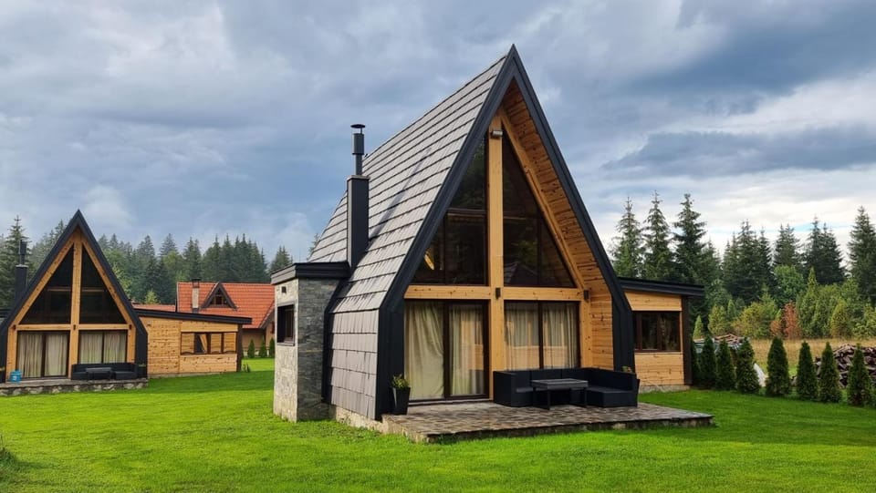 Property building, Day, Natural landscape, Garden, Garden view